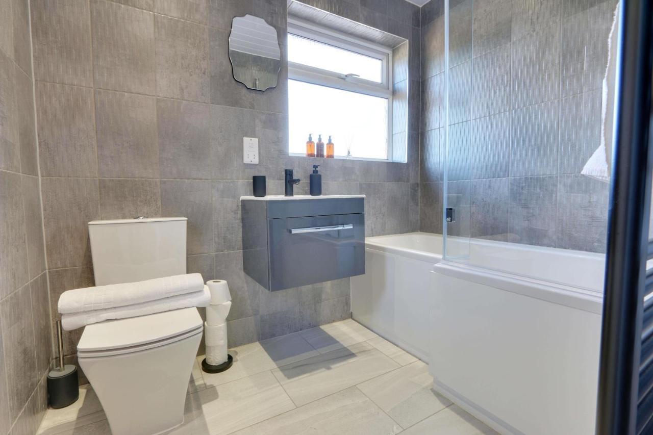 #Upmarket, Exceptional 4 Bed House, With Free Parking, Close To Amenities And Supermarkets 셰필드 외부 사진